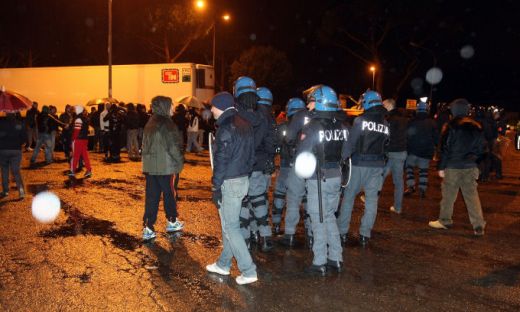 FOTO / Jucatorii Romei ATACATI cu oua si pietre de catre fani! Politia i-a impiedicat sa nu sparga autocarul:_4