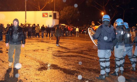 FOTO / Jucatorii Romei ATACATI cu oua si pietre de catre fani! Politia i-a impiedicat sa nu sparga autocarul:_6