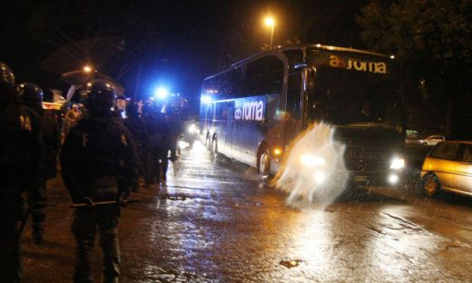 FOTO / Jucatorii Romei ATACATI cu oua si pietre de catre fani! Politia i-a impiedicat sa nu sparga autocarul:_9