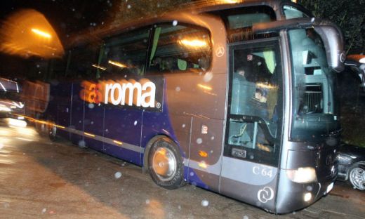 FOTO / Jucatorii Romei ATACATI cu oua si pietre de catre fani! Politia i-a impiedicat sa nu sparga autocarul:_10