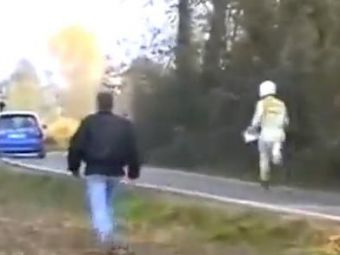 
	VIDEO! Cea mai tare GAFA din 2011 in raliu! Un copilot fuge ca nebunul sa-si prinda propria masina! Vezi de ce!

