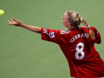 SUPER FOTO! Caroline Wozniacki a jucat in tricoul lui Liverpool semnat de Gerrard!