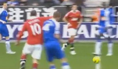 SCANDALOS! Rooney loveste cu cotul fara minge, arbitrul se face ca nu vede! VIDEO_1