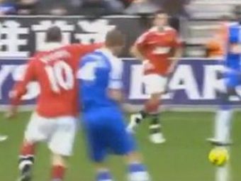 
	SCANDALOS! Rooney loveste cu cotul fara minge, arbitrul se face ca nu vede! VIDEO
