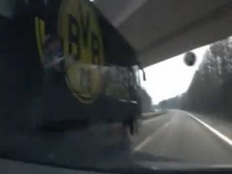 
	Jucatorii de la Borussia au facut o schema mai tare decat cea a lui Ronaldinho! Cum aperi o minge in timp ce mergi cu autocarul pe autostrada :))

