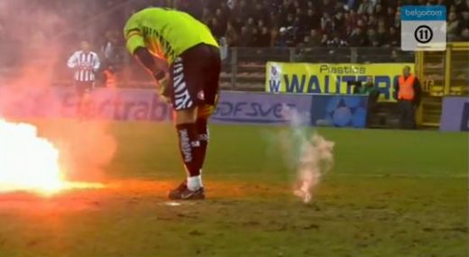 
	VIDEO Imagini INCREDIBILE! Portarul lui Charleroi, atacat cu torte de fani! I s-a facut rau pe teren
