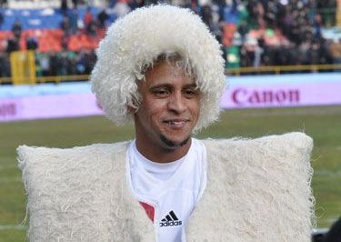 FOTO FABULOS! Rusii l-au imbracat pe Roberto Carlos intr-o OAIE :))_1