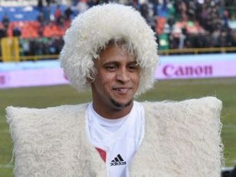 
	FOTO FABULOS! Rusii l-au imbracat pe Roberto Carlos intr-o OAIE :))
