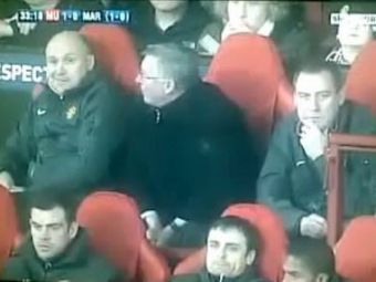VIDEO INCREDIBIL! Sir Alex Ferguson rade de propriul jucator! Cu ce crezi ca l-a amuzat Berbatov? :))
