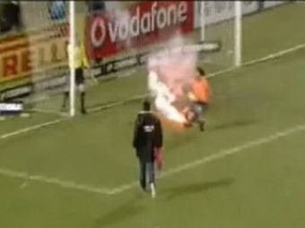 
	VIDEO Scene APOCALIPTICE in Grecia! Fanii lui PAOK au intrerupt BRUTAL meciul cu AEK, o torta l-a ARS pe portar!
