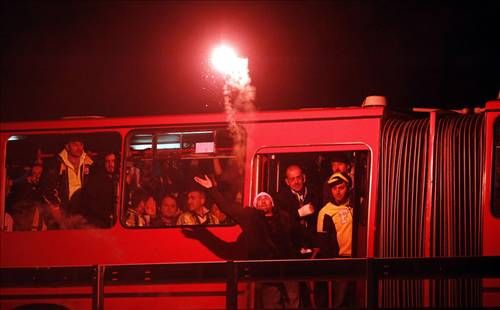 Turcii au TURBAT: batai de strada, autocar atacat cu torte, fani raniti, geamuri sparte! GALERIE FOTO!_16