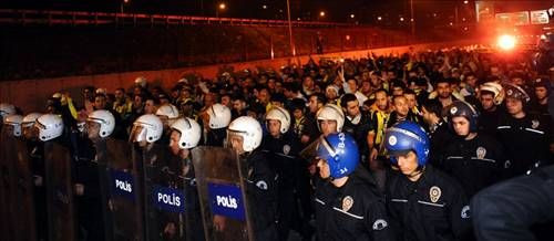 Turcii au TURBAT: batai de strada, autocar atacat cu torte, fani raniti, geamuri sparte! GALERIE FOTO!_17