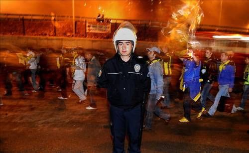 Turcii au TURBAT: batai de strada, autocar atacat cu torte, fani raniti, geamuri sparte! GALERIE FOTO!_18