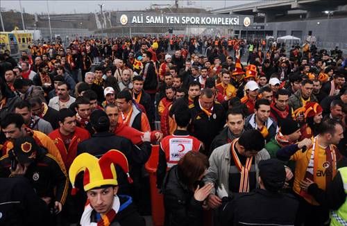 Turcii au TURBAT: batai de strada, autocar atacat cu torte, fani raniti, geamuri sparte! GALERIE FOTO!_8