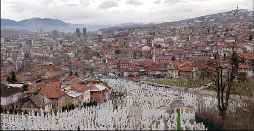 Imagini CUTREMURATOARE! Cele 20.000 de suflete din cimitirul din Sarajevo care ajuta Bosnia cu Romania_5
