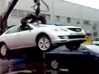 
	Incredibil ce se intampla&nbsp;in Rusia! Cateva masini Mazda nou-noute sunt &quot;pescuite&quot; din parcare&nbsp;si aruncate in tomberon!
