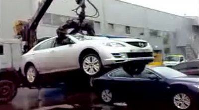 
	Incredibil ce se intampla&nbsp;in Rusia! Cateva masini Mazda nou-noute sunt &quot;pescuite&quot; din parcare&nbsp;si aruncate in tomberon!

