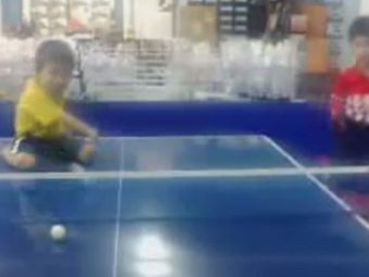 
	VIDEO INCREDIBIL! Asa se antreneaza un copil la tenis de masa daca vrea sa ajunga in nationala CHINEI!
