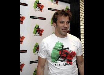 Din Italia in Japonia, via Del Piero! Vezi ce design au tricourile vandute de atacantul lui Juventus pentru victimele din Japoania:_2