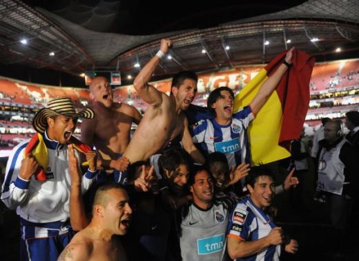 VIDEO: Sapunaru, campion cu Porto! Jucatorul a sarbatorit infasurat in steagul Romaniei!_11