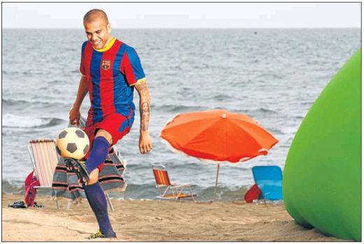 SUPER VIDEO! Dani Alves vrea sa fie REGELE jongleriilor la Barcelona! Vezi imagini din ultima sa reclama!_1