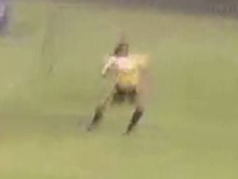 
	VIDEO Golul din EFECT al lui Roberto Carlos nu e NIMIC! Portarul asta a crezut ca nu vede bine! Vezi cum s-a dus mingea
