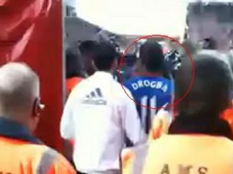 
	VIDEO Drogba se cearta cu un fan al lui Chelsea! Vezi momentul SURPRINS cu telefonul mobil:
