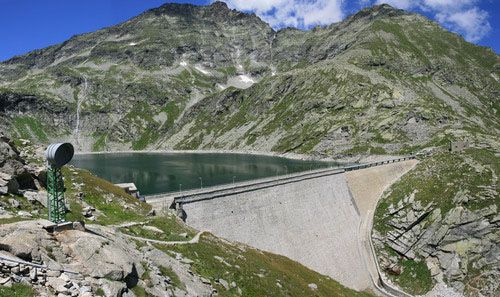 FOTO INCREDIBIL: Uita-te mai aproape la punctele de pe peretele acestui baraj din Italia. Spune-ne ce vezi:_1