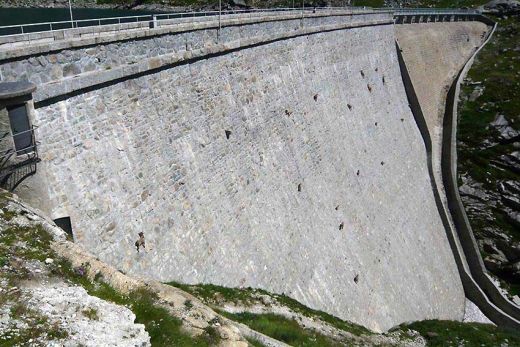 FOTO INCREDIBIL: Uita-te mai aproape la punctele de pe peretele acestui baraj din Italia. Spune-ne ce vezi:_2