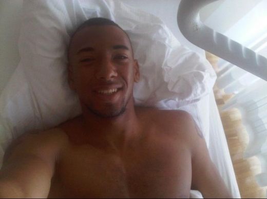 FOTO: Pe patul de spital, Boateng de la City ii roaga pe fani sa ii tina de urat! Vezi ce mesaj a postat pe Facebook!_2
