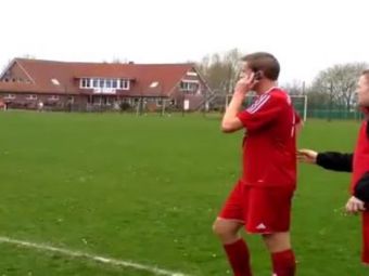 Faza INCREDIBILA pe un teren de fotbal! Un jucator a inceput sa RUPA picioarele adversarilor in timp ce vorbea la telefon! VIDEO