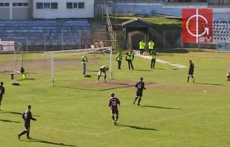 VIDEO GAFA FABULOASA in Liga a III-a! Vezi cel mai comic portar din Romania! Si-a dat mingea singur printre picioare cu Rapid :))
