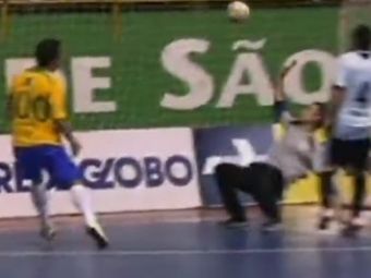 
	VIDEO: Ai mai vazut scarita la futsal? Cel mai tare brazilian a reusit o noua executie de GENIU!
