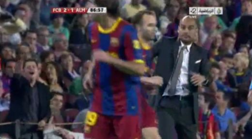 
	VIDEO! Reactie de milioane! Ce ochi a facut Guardiola dupa ce Iniesta a fost la cativa centimetri sa-l DECAPITEZE :)
