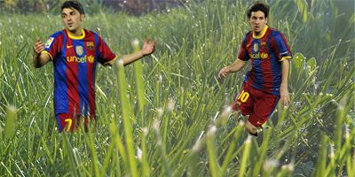 Nu calcati iarba, udati-o! :) Messi si Villa, cu picioarele innodate! Ce problema mare a avut gazonul de pe Bernabeu:_3