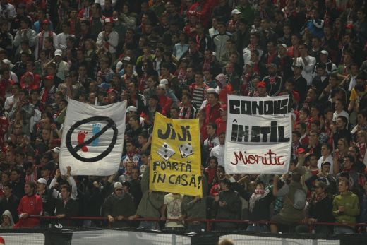 FOTO: S-a fluierat startul la derby! Cele mai tari bannere afisate in Steaua - Dinamo:_9