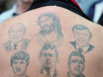 
	El e cel mai NEBUN fan al lui Man United! Si-a tatuat pe spate chipul lui Iisus si ... Gary Neville!
