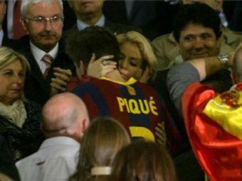 FOTO / Vezi cum l-a consolat Shakira pe Pique dupa infrangerea cu Real din Cupa!