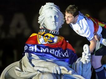 
	Imagini incredibile: Vezi bucuria jucatorilor lui Mourinho la Madrid! Casillas s-a urcat pe statuia din Piata Cibeles! VIDEO
