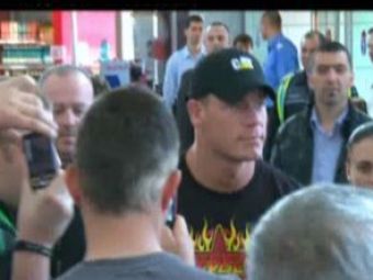 
	John Cena a dat sute de autografe pe aeroport! Cum i-a impresionat pe fanii din Romania:

