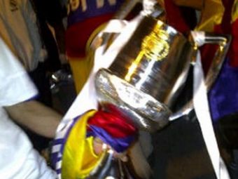 
	FOTO / Cum arata Cupa Regelui Spaniei dupa ce a fost SPARTA in 10 bucati de autocarul Realului!
