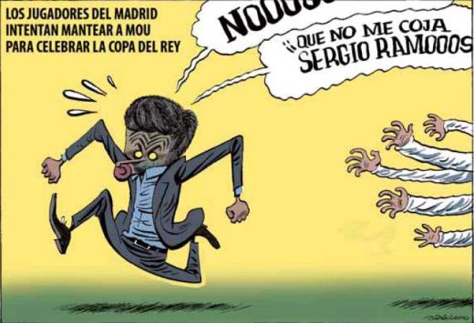 Lui Mourinho i-a fost frica sa nu il scape si pe el Sergio Ramos pe jos! :)) FOTO_2