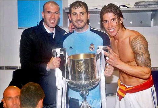 FOTO! Zidane a refuzat sa se bucure cu Mourinho dupa finala Cupei! Ce a patit in NEBUNIA din vestiarul Realului_1