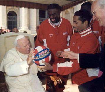 Papa Ioan Paul al II-lea a fost membru al echipei Harlem Globetrotters!_1