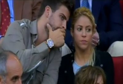 FOTO: Absent de pe teren la meciul Barcei, Pique a fost consolat in tribuna de Shakira!_1