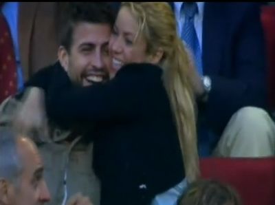 FOTO: Absent de pe teren la meciul Barcei, Pique a fost consolat in tribuna de Shakira!_3