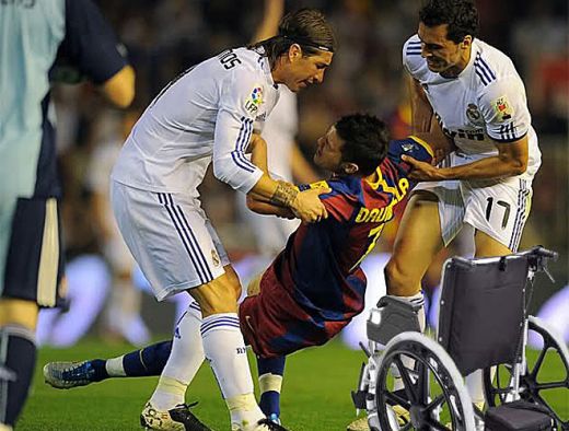 Casillas ingropat in iarba, Shakira cu tricoul Realului! Cele mai TARI poze de pe internet despre El Clasico!_6
