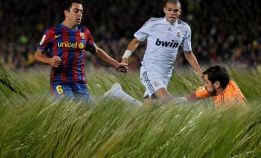 Casillas ingropat in iarba, Shakira cu tricoul Realului! Cele mai TARI poze de pe internet despre El Clasico!_7