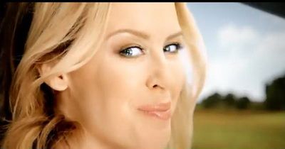 
	VIDEO: Kylie Minogue, in &quot;pat&quot; cu dusmanu&#39;! Blonda atomica face senzatie intr-un spot pentru Golf Cabrio!
