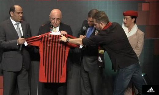 Acestea sunt noile tricouri cu care Milan va juca in sezonul 2011-2012! FOTO & VIDEO_3